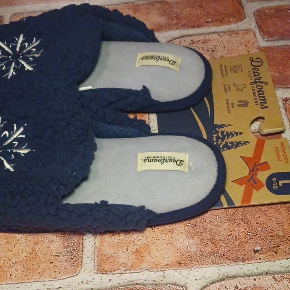NEW Dearfoams navy snowflake slippers wmns sz 9 10 **One pair left** - Picture 2 of 3